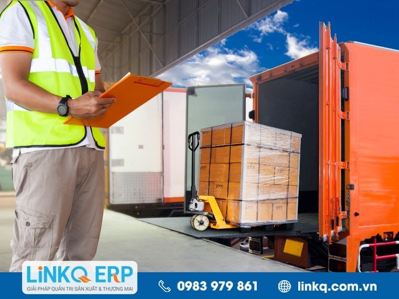 Thủ kho sắp xếp và chuẩn bị xuất kho hàng hóa